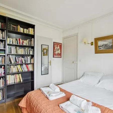 Authentic Parisian Paryż
